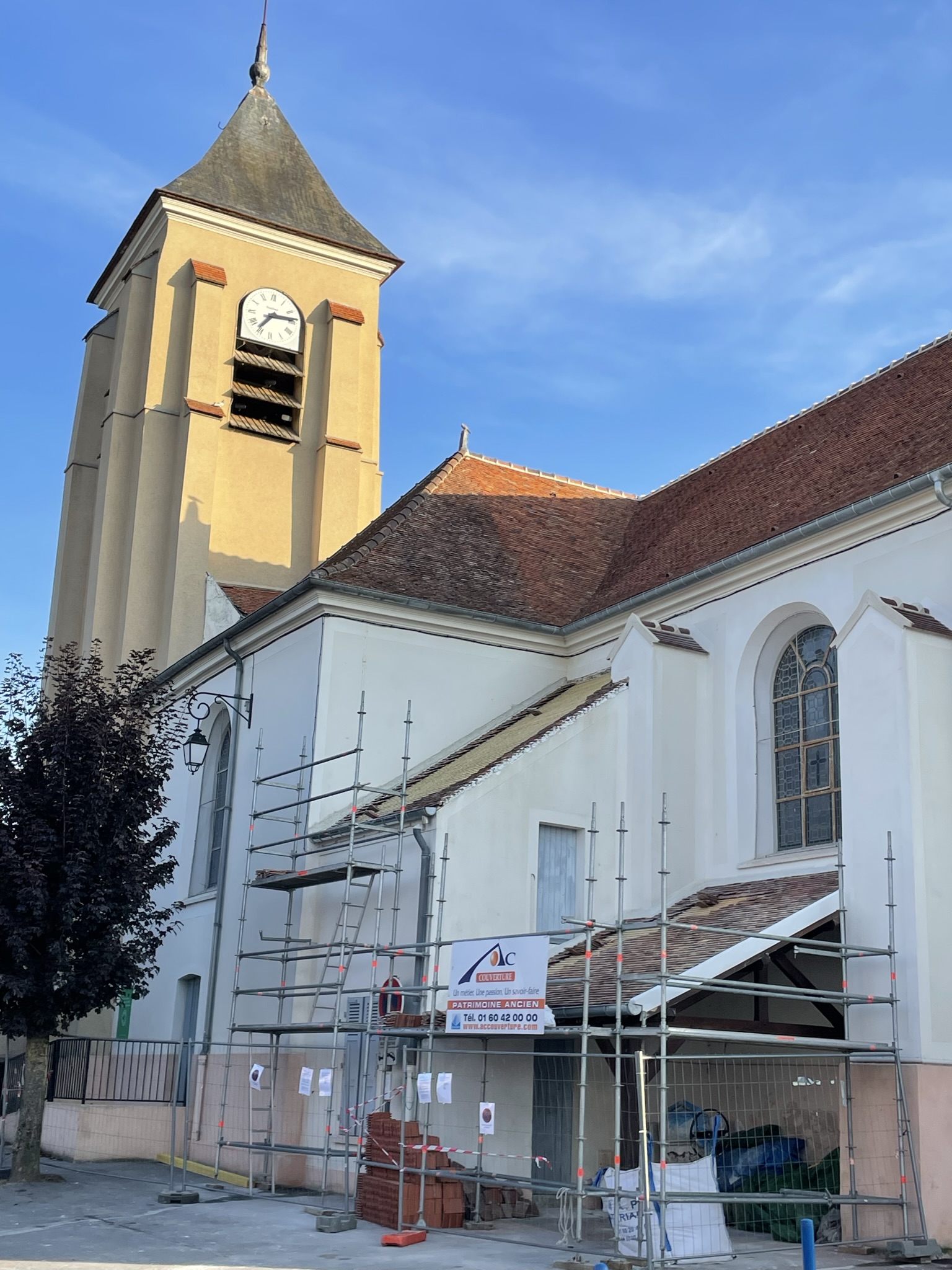 Les travaux de l'église se poursuivent . Début 2021, la mairie de Villiers sur Morin a lancé un important programme de rénovation intérieur et extérieur de l’église Saint-Rémi.
Les travaux se poursuivent depuis la semaine dernière, avec la finalisation du remaniement de la toiture, de la Tour-clocher ainsi que la finition des plafonds et des murs intérieurs en enduit et peinture à la chaux. 
Le stationnement restera compliqué aux abords de l'église, durant les travaux. Nous vous remercions pour votre compréhension. 
#villierssurmorin #égliseStRémi